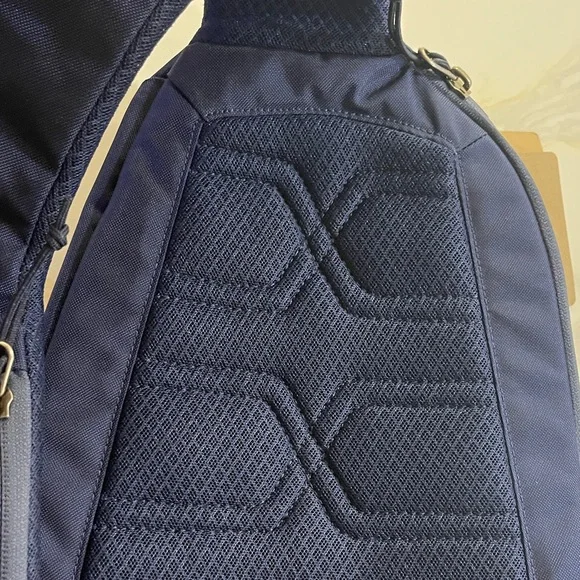 Patagonia Dark Blue Atom Sling 8L NEW with tags!! - Picture 4 of 10